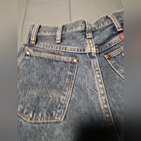 Wrangler  Destressed Shorts - Picture 4 of 5